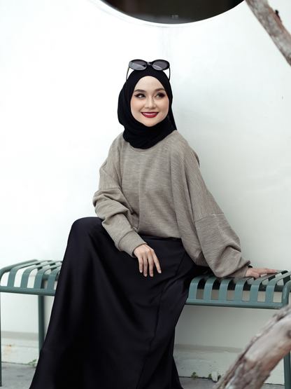 Ribbed Relaxed Sweater in Olive-Skinned